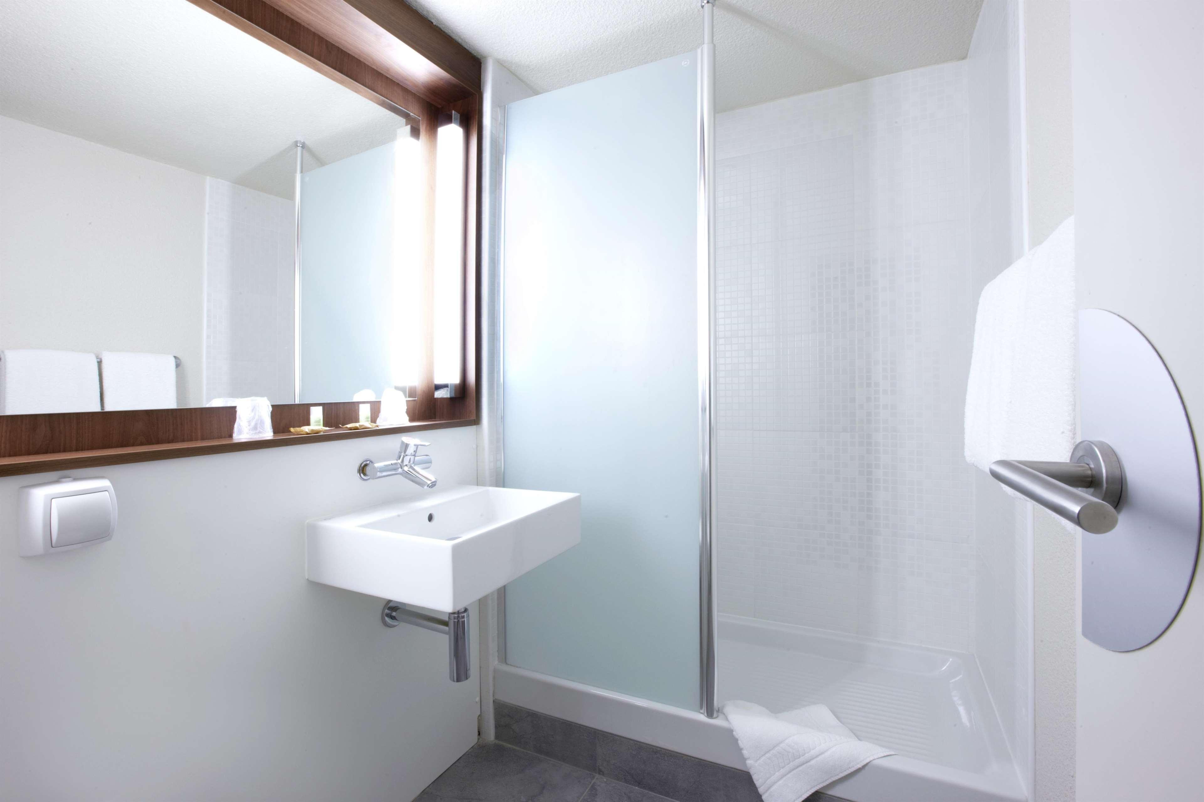 Campanile Grenoble Nord - Saint-Egreve Hotel Bagian luar foto