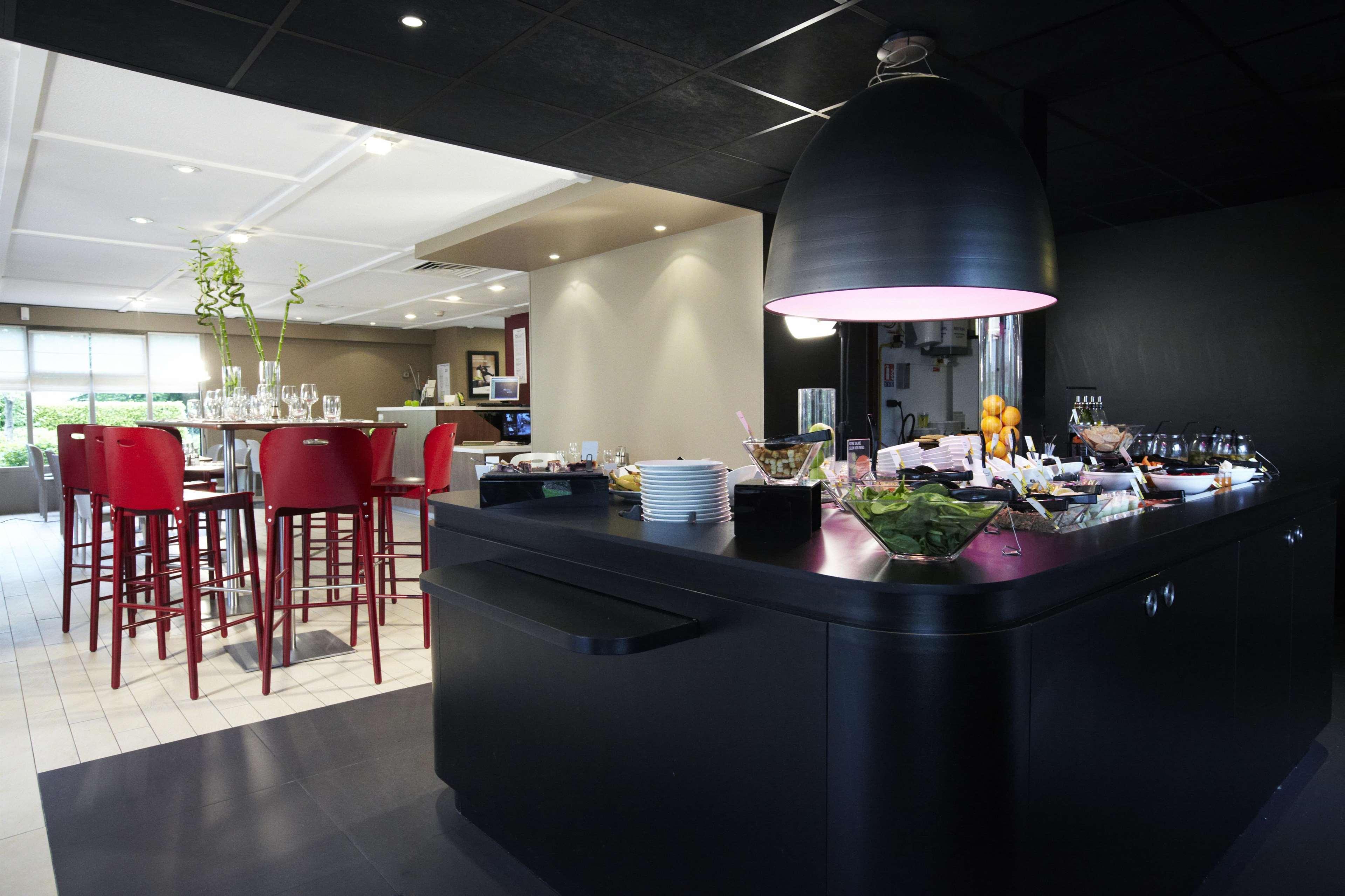 Campanile Grenoble Nord - Saint-Egreve Hotel Bagian luar foto